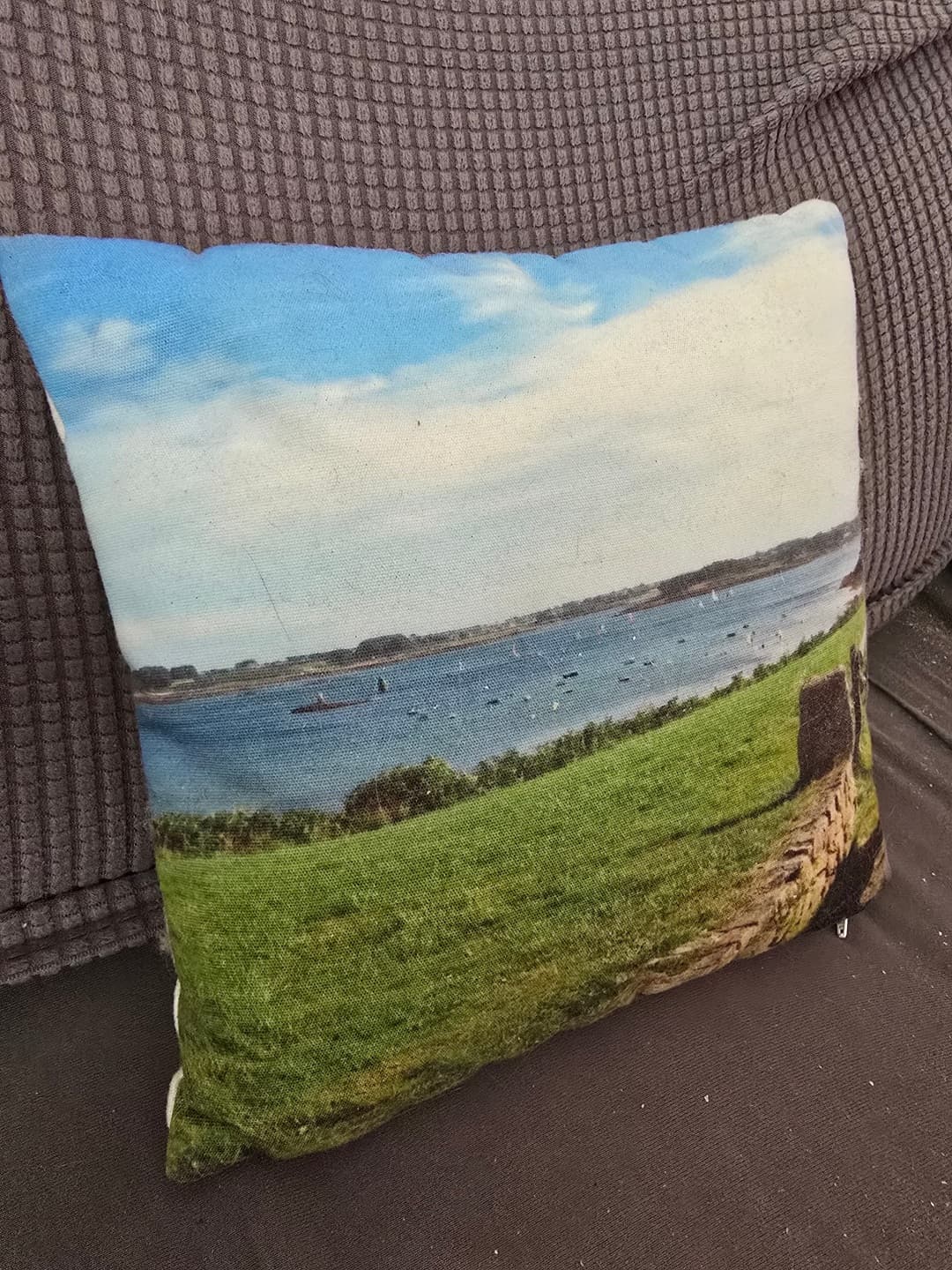 Coussin personnalisé sur canapé
